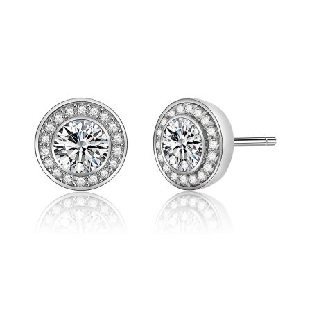 Scatto dettagliato degli orecchini a disco in zirconia bianca che mostrano il brillante zirconia cubica rotonda e il sicuro perno in argento.