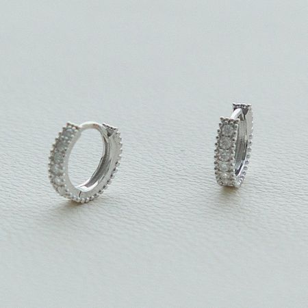 Orecchini huggie in argento sterling 925 placcati in platino con pavé di zirconia cubica (5 paia) - Un paio di orecchini huggie in argento sterling 925 con placcatura in platino e un'impostazione a pavé di scintillanti pietre di zirconia cubica.