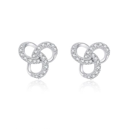 Petites boucles d'oreilles en nœud d'amour torsadées - Une paire de petites boucles d'oreilles en nœud d'amour torsadées, fabriquées en laiton plaqué rhodium et scintillant de pierres en zirconium cubique blanc, présentées sur un fond blanc propre.