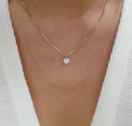Un modelo usando el collar colgante solitario de plata esterlina 925 para mostrar su longitud y apariencia.