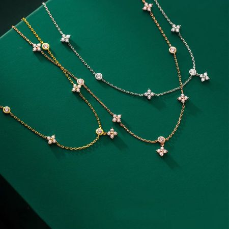 Conjunto de Collares con Charm de Trébol de Cuatro Hojas de Plata Esterlina 925 - Una impresionante colección de collares de trébol de cuatro hojas de plata esterlina 925, mostrando opciones en oro y plata contra un fondo limpio.