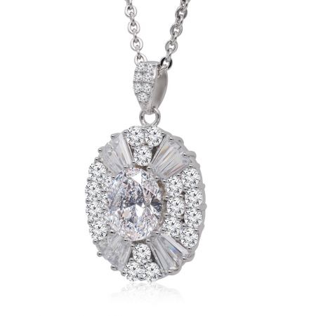 Detaljerad vy av den ovala cubic zirconia-hängsmycket, som framhäver de omgivande mindre diamanterna och baguette-slipade stenar.