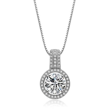 Vue détaillée du pendentif en zircon cubique du collier Sparkle Me Round, mettant en valeur la taille brillante de la pierre centrale.