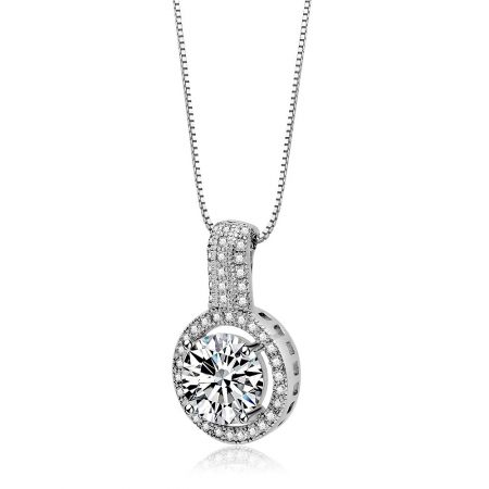Prise de vue en angle du collier Sparkle Me Round, affichant la profondeur du pendentif et l'éclat des pierres en zircon cubique.