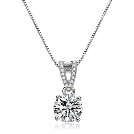 Outro ângulo do elegante Colar Sparkling 8MM Clear CZ, mostrando o perfil lateral do pingente e sua configuração.