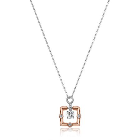 Collier pendentif carré bicolore - Gros plan du collier pendentif carré bicolore, présentant un cristal Swarovski central serti en argent sterling 925 avec un plaquage en rhodium et en or rose, sur un fond blanc.