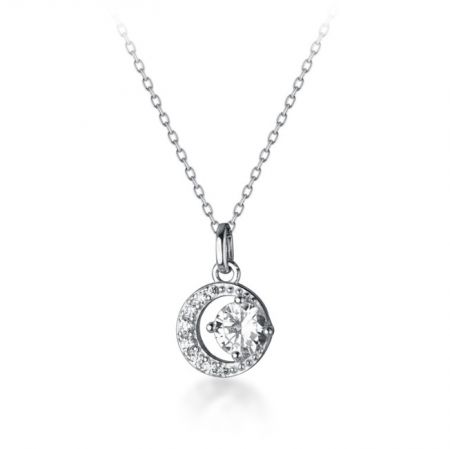 Collar colgante redondo Halo de plata esterlina 925. - Primer plano del collar colgante redondo Halo de plata esterlina 925, mostrando el zirconia cúbico central rodeado de un halo brillante de piedras más pequeñas.