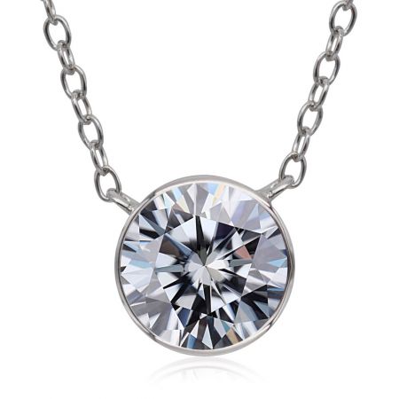 Detailopname van de rhodium-geplateerde messing zetting en de veilige karabijnsluiting van de ketting.