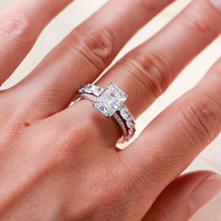Un modèle portant la bague de fiançailles en CZ taille radiant pour mettre en valeur son ajustement élégant et son éclat.