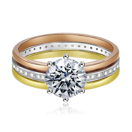 Drie Kleur Ronde CZ Solitaire Ring - Vooraanzicht van de Drie Kleur Ronde CZ Solitaire Ring, die de grote centrale cubic zirconia steen en de unieke tri-kleurige vergulde band toont.