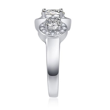 Détail en gros plan de la bague en zirconia à trois pierres LOVE, montrant le sertissage complexe et l'éclat de la pierre centrale en zirconia.