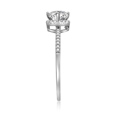Scatto del prodotto dell'anello halo brillante rotondo su una superficie riflettente, enfatizzando il suo brillante scintillio e design elegante.