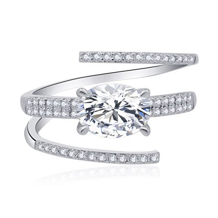 Spiraallijn ovale CZ-ring - Een close-up van de Ovale CZ-ring van Spiral Line, met een grote ovale zirkoniasteen op een gerhodineerde koperen band met kleinere pavéstenen.