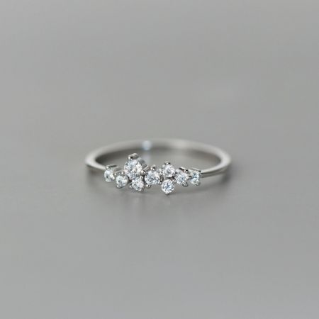 Vue détaillée de la bague étoilée en argent sterling.