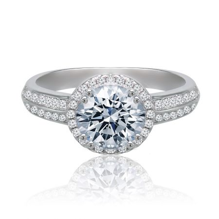 Anillo de amor luminoso - Anillo Luminous Love con una prominente piedra de zirconia cúbica central sobre una banda decorativa chapada en rodio.