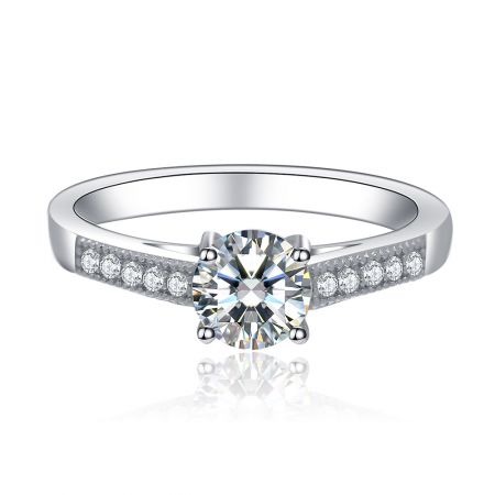 Bague de fiançailles vintage en CZ claire ronde - Une bague de fiançailles en argent sterling 925 de style vintage avec un centre en zircon cubique clair rond proéminent et des accents latéraux détaillés.