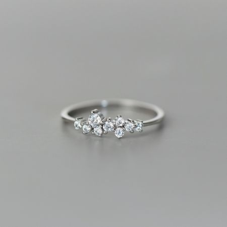 Elegante zilveren ring met een prachtig cluster van glinsterende cubic zirconia, dat zijn vakmanschap benadrukt.
