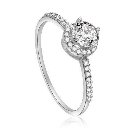 Vista laterale dell'anello di fidanzamento a halo, che mette in evidenza le pietre in zirconia cubica pavé lungo la fascia ricoperta d'argento.