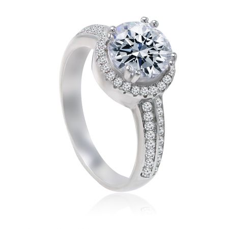 Vue en angle de la Bague Amour Lumineux, soulignant son design luxueux et son éclat brillant.