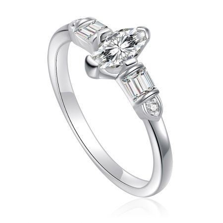 Vue latérale détaillée de la bague avec taille marquise et baguettes quadrangulaires, mettant en valeur le sertissage complexe des pierres.