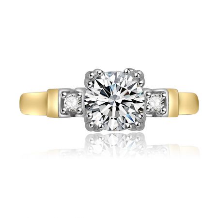 Drie-stenen princess cut cubic zirconia verlovingsring. - Een prachtige close-up van een driesteens prinsesgeslepen zirkonia-verlovingsring, met een briljante middensteen geflankeerd door twee kleinere stenen op een tweekleurige gouden en gerhodineerde koperen band.
