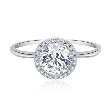 Witte CZ Solitaire-ring - Vooraanzicht van de Witte CZ Solitaire Ring, met de briljante centrale cubic zirconia in een rhodium-geplateerde messing halo-instelling.