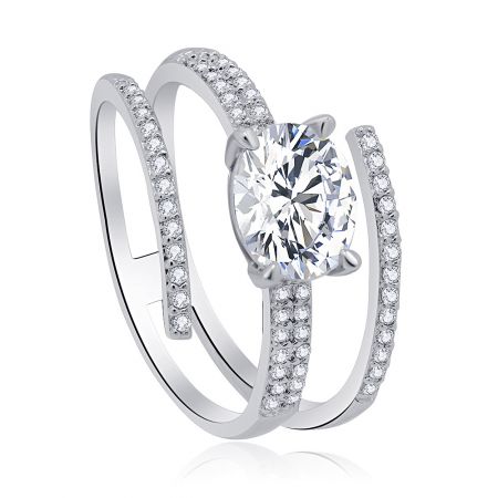 Sido vy av Spiral Line Oval CZ Ring, som framhäver den eleganta sammanflätade banddesignen prydd med små kubiska zirkonia stenar.
