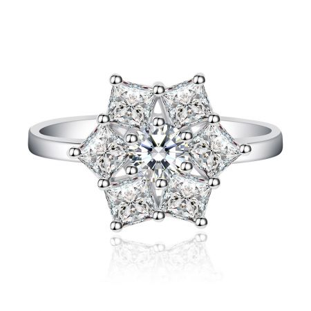Zes Ster Cubic Zirconia Draaiering - Vooraanzicht van de Zes Ster Cubic Zirconia Draaiering, die de zeven-stenen stercluster en de gepolijste rhodium-geplateerde band toont.