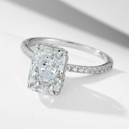 Bague de fiançailles en CZ taille radiant en argent 925 & ensemble de bande éternité en baguette - Gros plan d'une bague de fiançailles en CZ taille radiant en argent sterling 925, mettant en valeur la grande pierre centrale rectangulaire et la bande pavée étincelante.