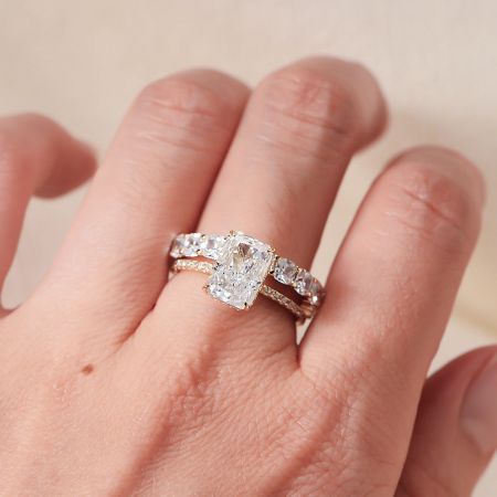 Vue détaillée de la pierre CZ taille radiant et du sertissage pavé scintillant sur la bande.
