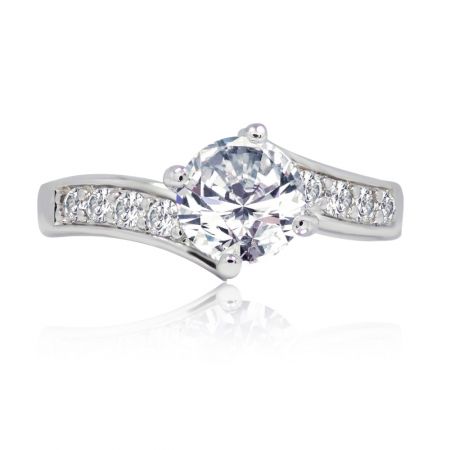 Zeer geliefde ring - Vooraanzicht van de Dearly Beloved Ring, een vintage-stijl cubic zirconia ring met een grote centrale steen en pavé accenten op de rhodium-geplateerde band.
