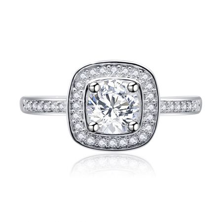 Anillo de zirconia cúbica de corte princesa cuadrado para mujeres - Un impresionante anillo de zirconia cúbica de corte princesa cuadrado para mujeres con una piedra central brillante y una banda engastada, mostrado contra un fondo blanco limpio.