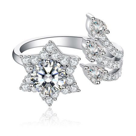 Zirkonia vallende ster draaiende ring - Close-up van de Cubic Zirconia Shooting Star Spinning Ring, die het ingewikkelde ontwerp van de draaiende ster en de sprankelende stenen op een rhodium-geplateerde band toont.