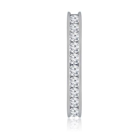 Scatto dettagliato dell'anello eterno, che mostra l'artigianato delle pietre in zirconia cubica incastonate a canale.