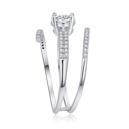 Vinklad vy av Spiral Line Oval CZ Ring, som visar den framträdande mittstenen och glittret från de dekorativa sidostenarna.