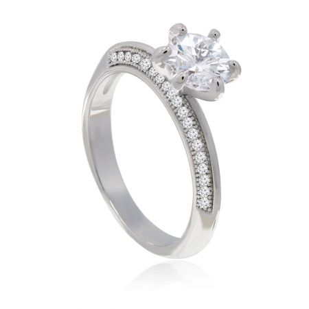 Profilo laterale dell'Anello Eternità Amore Romantico, che mette in evidenza il grande centro in zirconia cubica a taglio rotondo sulla sua fascia in tonalità argento.