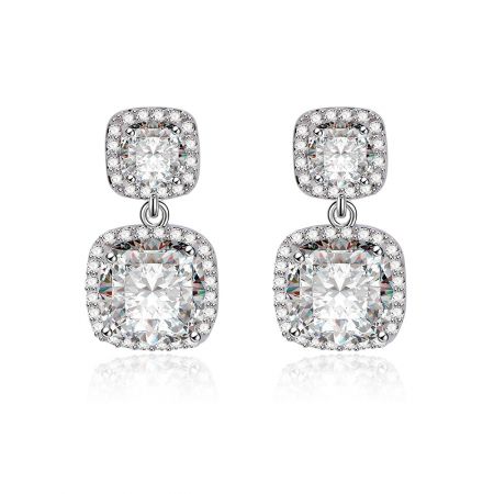 Pendiente de gota de corte cojín para novias - Un par de pendientes de gota de corte cojín para novias con un diseño de dos partes, que presenta piedras de zirconia cúbica en forma cuadrada en elegantes configuraciones de halo sobre un fondo blanco.