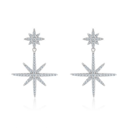 Pendientes de gota de doble explosión de estrellas - Un par de pendientes de gota de doble explosión de estrellas con baño de rodio y piedras de circonita cúbica brillantes, mostrados contra un fondo blanco.