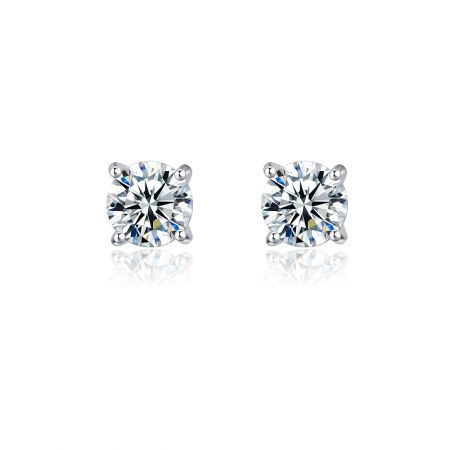 Pendientes de mini piedra blanca clara - Un par de pendientes de mini piedra blanca clara con zirconia cúbica de corte brillante redondo en un engaste de garra de color plateado, mostrados contra un fondo blanco limpio.