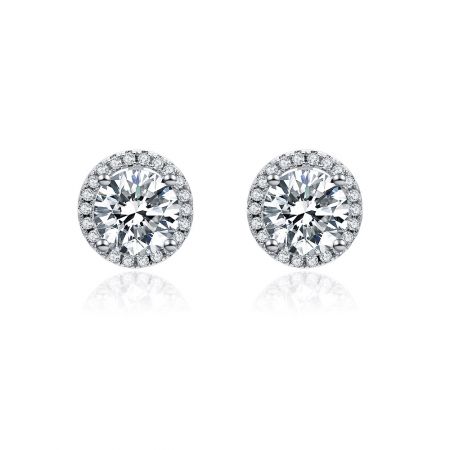 Arete de botón de CZ. - Arete de botón de CZ con un brillante zirconia cúbica de corte redondo en un engaste de halo, acabado chapado en rodio.