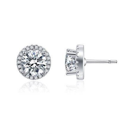 Un par de aretes de botón de CZ con un diseño de halo en un acabado plateado.