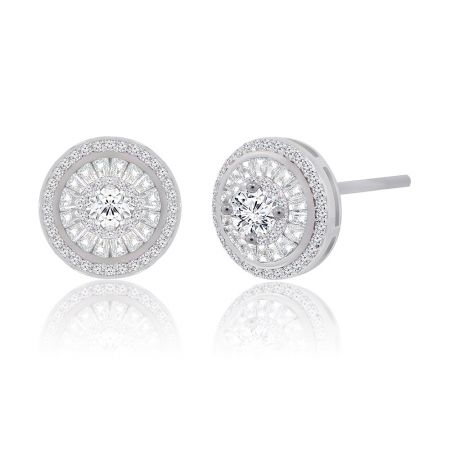 Schuin close-up van de sterling zilveren stud oorbellen, met de schitterende centrale ronde slijpvorm en de omringende halo van baguette-slepen cubic zirconia.