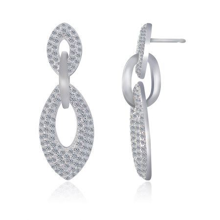 Vista angolata dell'orecchino Tri Link Drop Pave CZ, che evidenzia l'elegante design a goccia e la brillantezza della pavé.