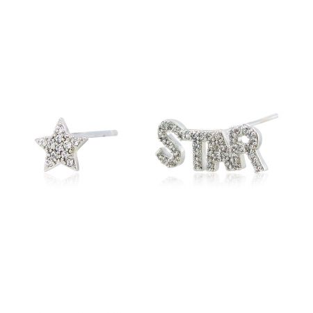 Gros plan détaillé des boucles d'oreilles en forme d'étoile et en script 'STAR' plaquées rhodium, mettant en valeur les pierres CZ serties pavé.