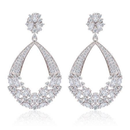 Elegantes arañas en forma de lágrima. - Elegantes pendientes de araña en forma de lágrima en latón chapado en rodio con un patrón floral de brillantes piedras de circonio cúbico blancas.