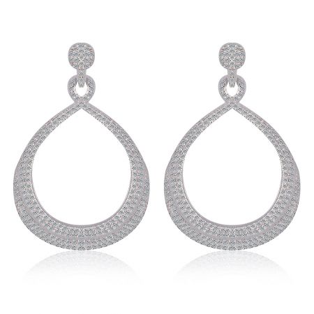 Pendientes Glam On - Un impresionante par de pendientes Glam On, con forma de lágrima de plata engastados con circonitas cúbicas brillantes, perfectos para bodas o eventos formales.