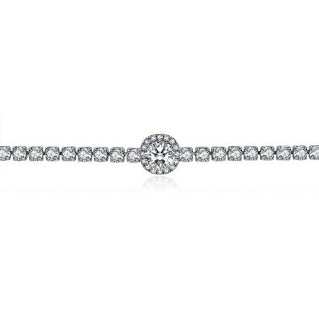 عرض تفصيلي لسوار التنس الفضي 2MM CZ المستدير مع تسليط الضوء على الحجر المركزي من الزركونيا المكعبة المحاطة بهالة.