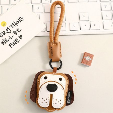 Vue de face du porte-clés en cuir noir de Bulldog montrant son expression mignonne.