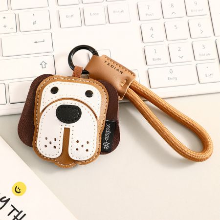 Prise de vue détaillée du porte-clés en cuir de style Beagle marron.