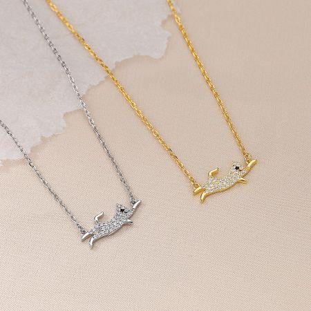 Collares con colgante de perro de plata 925 y circonita cúbica - Un par de collares con colgante de perro de plata esterlina 925, uno con acabado plateado y otro con acabado dorado, ambos adornados con piedras de circonita cúbica brillantes.